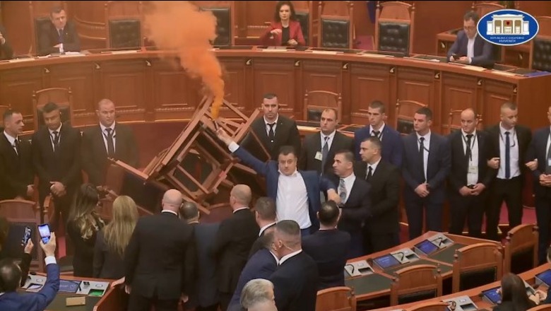 Sërish kaos në Kuvendin e Shqipërisë