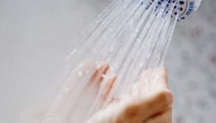 Vdes 18 vjeçari nga Tetova  e kap rryma duke u larë në dush