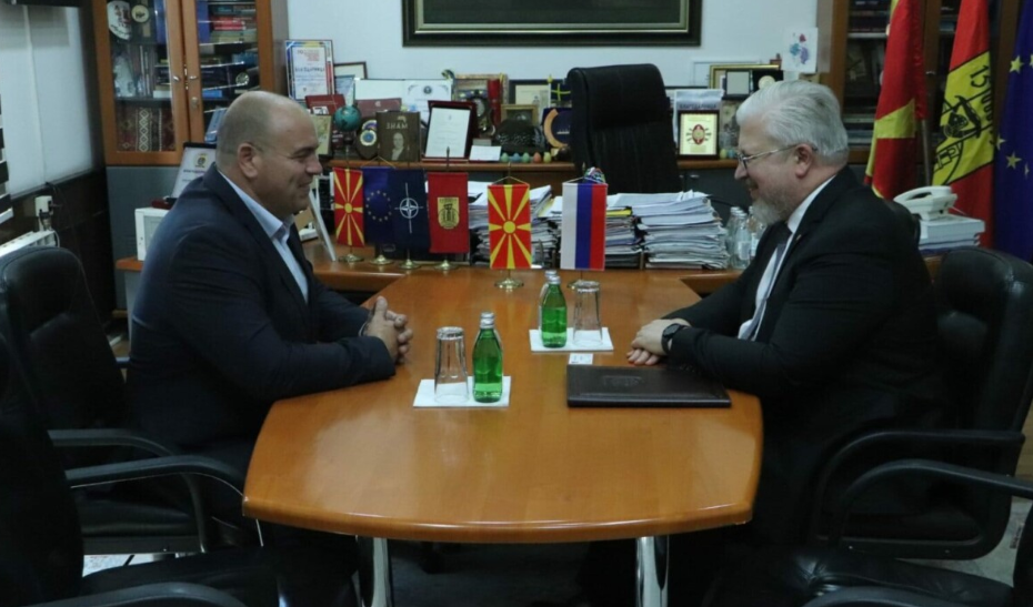 Gjuha ruse do të mësohet në shkollat fillore dhe të mesme të Kumanovës – Dimitrievski takohet me ambasadorin rus