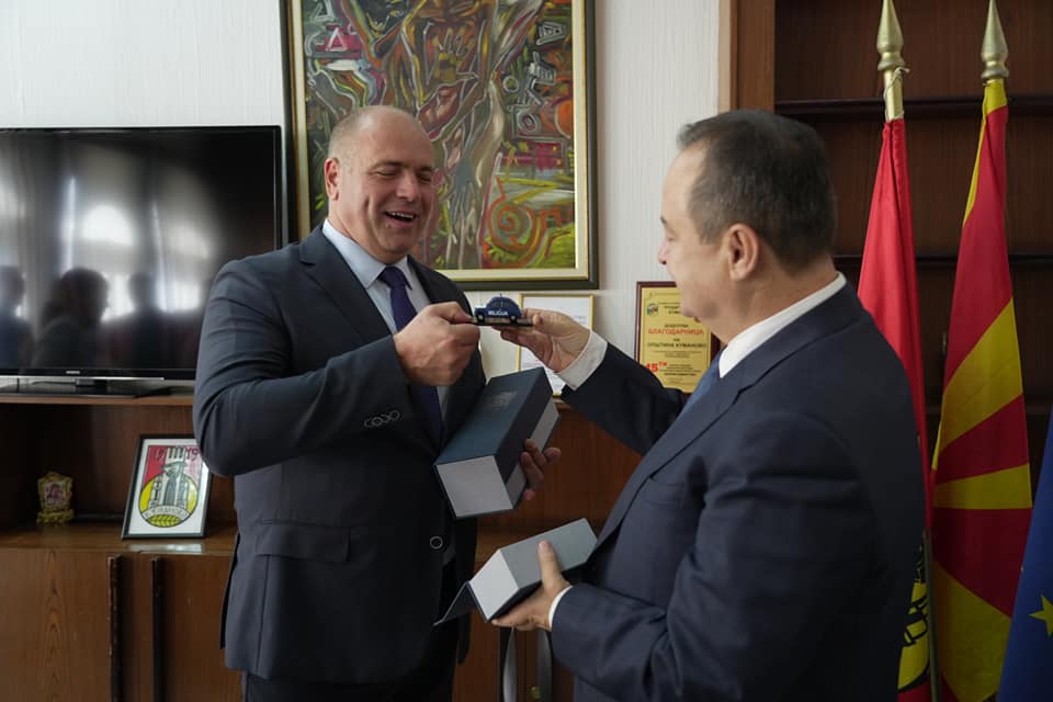 Jugonostalgjia, Daçiqi në Kumanovë i dhuroi Dimitrievskit Fiço me mbishkrimin “MILICIJA”