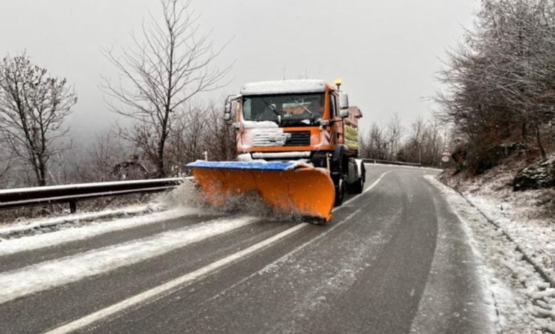 Trafiku zhvillohet në kushte dimërore, ndalim qarkullimi për kamionë në disa akse rrugore
