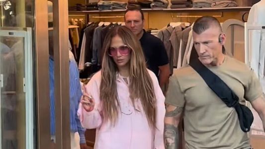 Jennifer Lopez it iu refuzua hyrja në dyqanin e Chanel në Turqi pasi sigurimi  nuk e njohu 