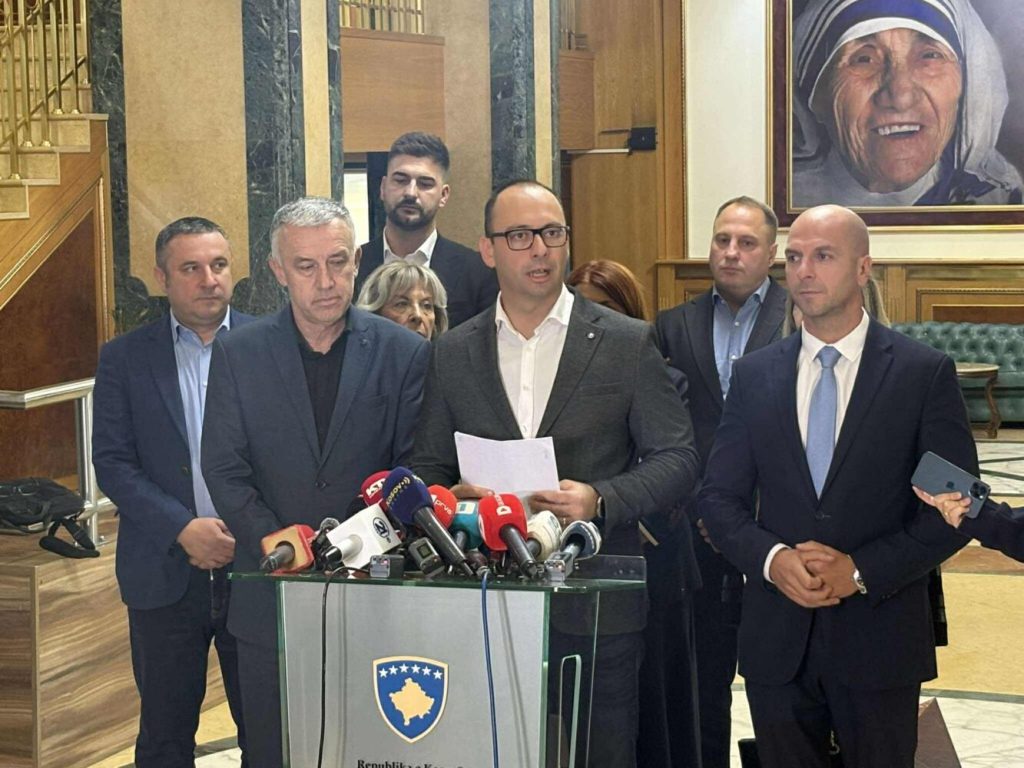 Rënie e mbështetjes për Listën Serbe  por influenca e Vuçiqit mbetet e fortë