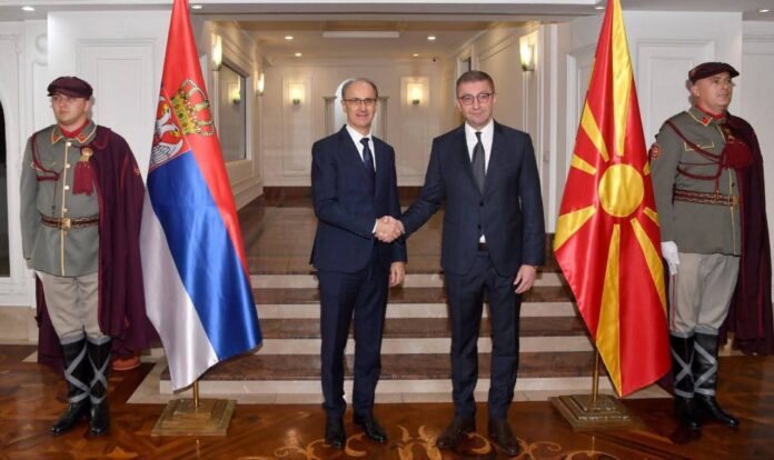 Lidershipi i VMRO-së në Beograd: Mickoski takohet me Macut