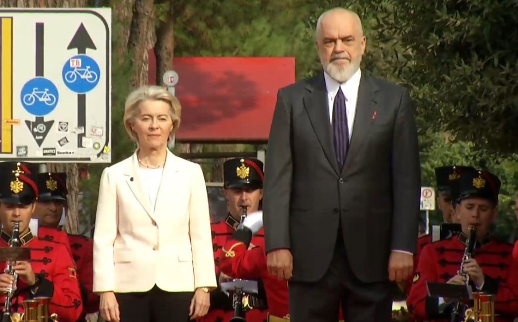 Ursula von der Leyen viziton Tiranën  pritet nga kryeministri Rama me ceremoni shtetërore