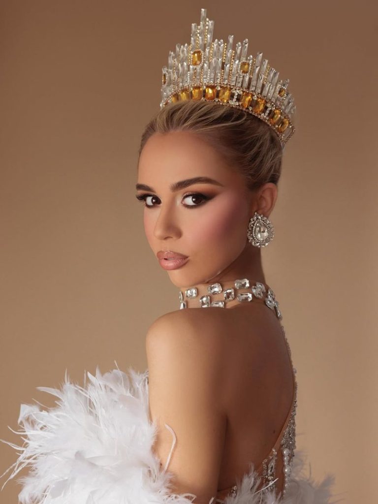  Trim mbi trima Gjergj Kastrioti    Shqiptarja që fitoi  Miss Amerika  mahnit publikun në gjuhën shqipe