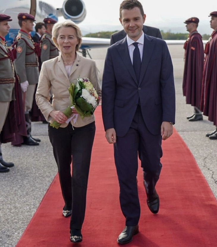 Ursula von der Leyen arrin në Shkup, pritet nga ministri Mucunski