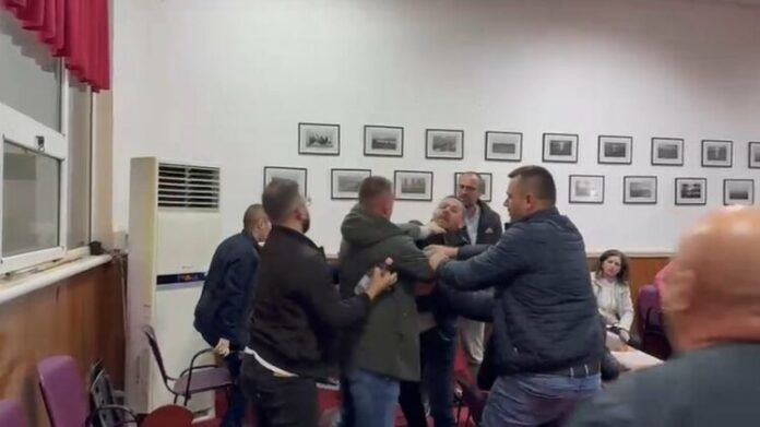 Plasin grushtat në Pogradec: qytetari dhe këshilltari përleshen për tokat e Çërravës