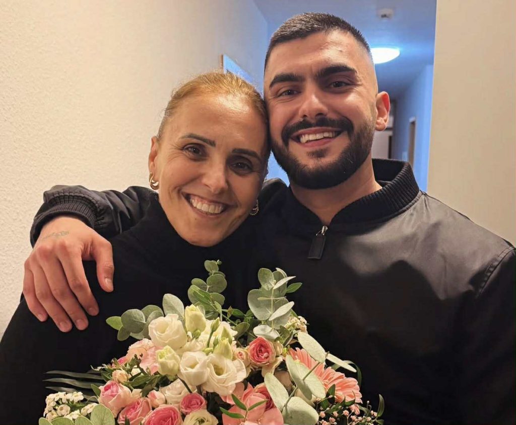 Butrint Imeri befason nënën për ditëlindje  moment kaq emocionues