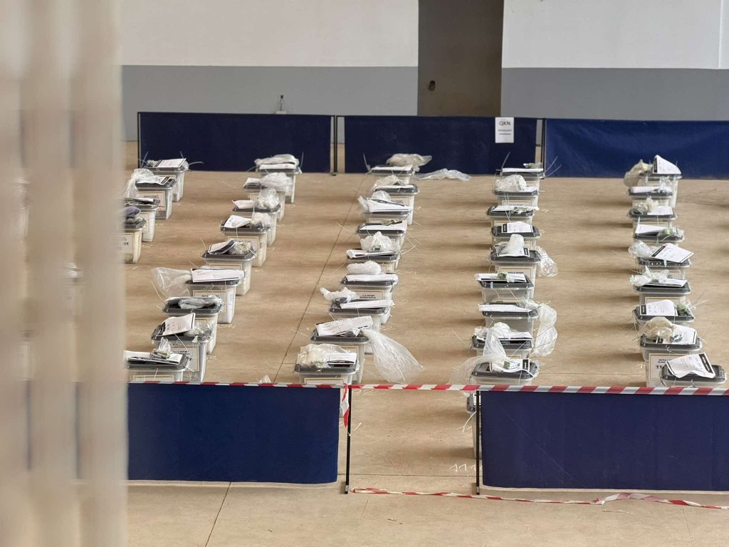 Urdhërohet rifillimi i numërimit të fletëvotimeve në qendrën komunale në Mitrovicën e Jugut