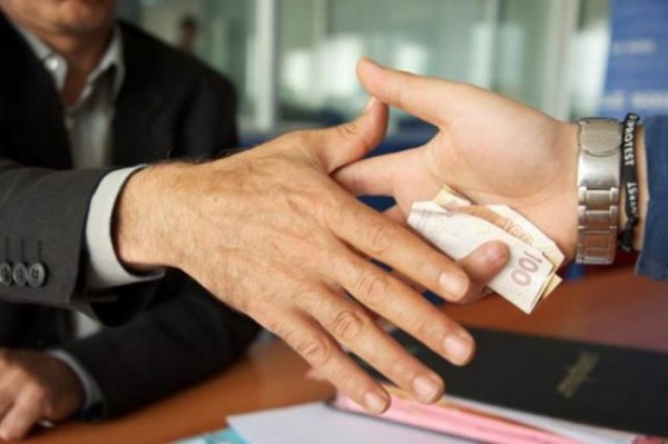 Të rinjtë s’i besojnë rrugës drejt BE-së – korrupsioni po ua shuan shpresën