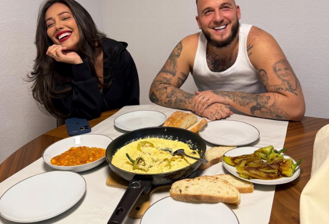 Speca me gjizë e pingjur  tavolina modeste e Mozzikut dhe Lotinës