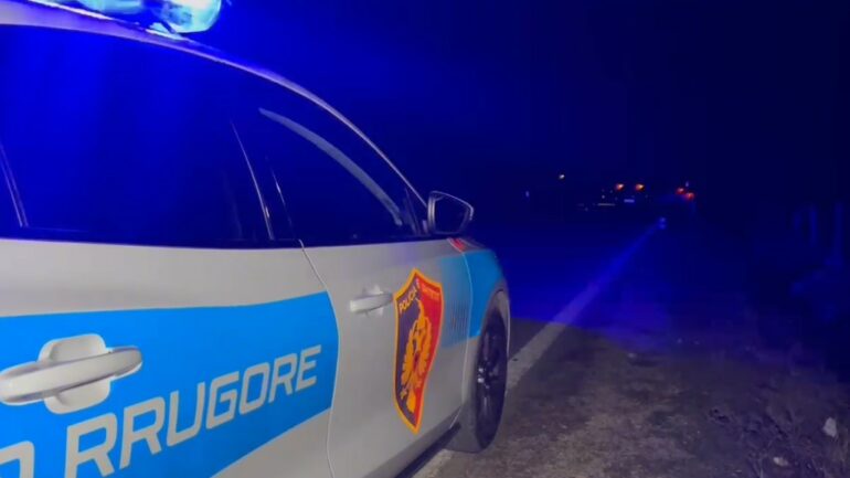 Katër armë zjarri gjenden në automjetin e djegur pas atentatit në Rinas