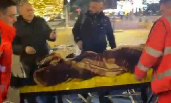 I ra bombola e gazit lotsjellës në kokë   momenti kur Lapaj mbërrin në Spitalin e Traumas