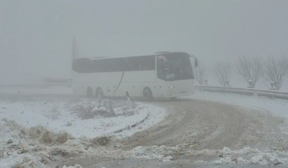 Ndalesë për qarkullim të kamionëve dhe autobusëve në rrugët Shipkovicë Kodra e Diellit dhe Mavrovë Dibër