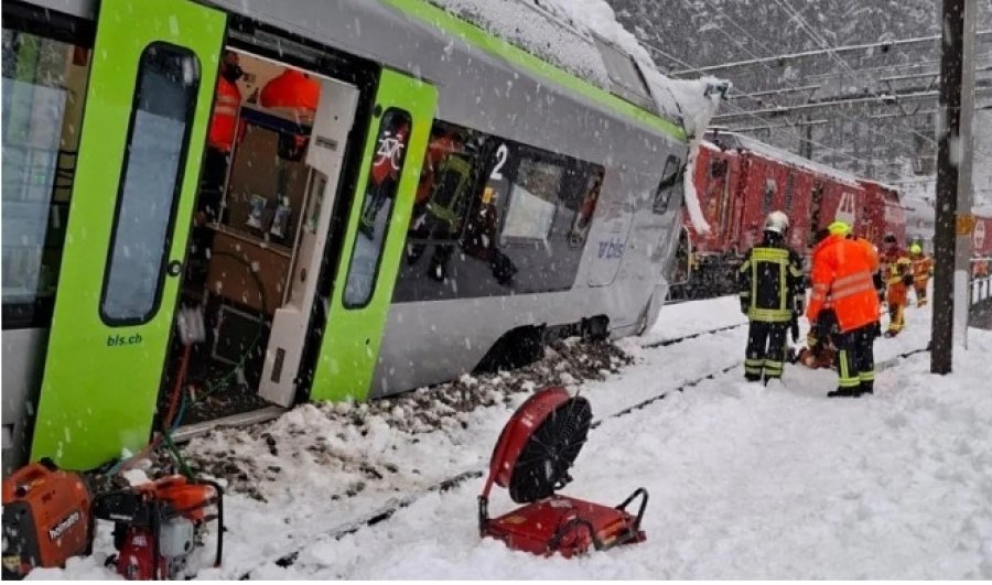 Treni del nga shinat në Alpet Zvicerane  duke lënë pesë të plagosur