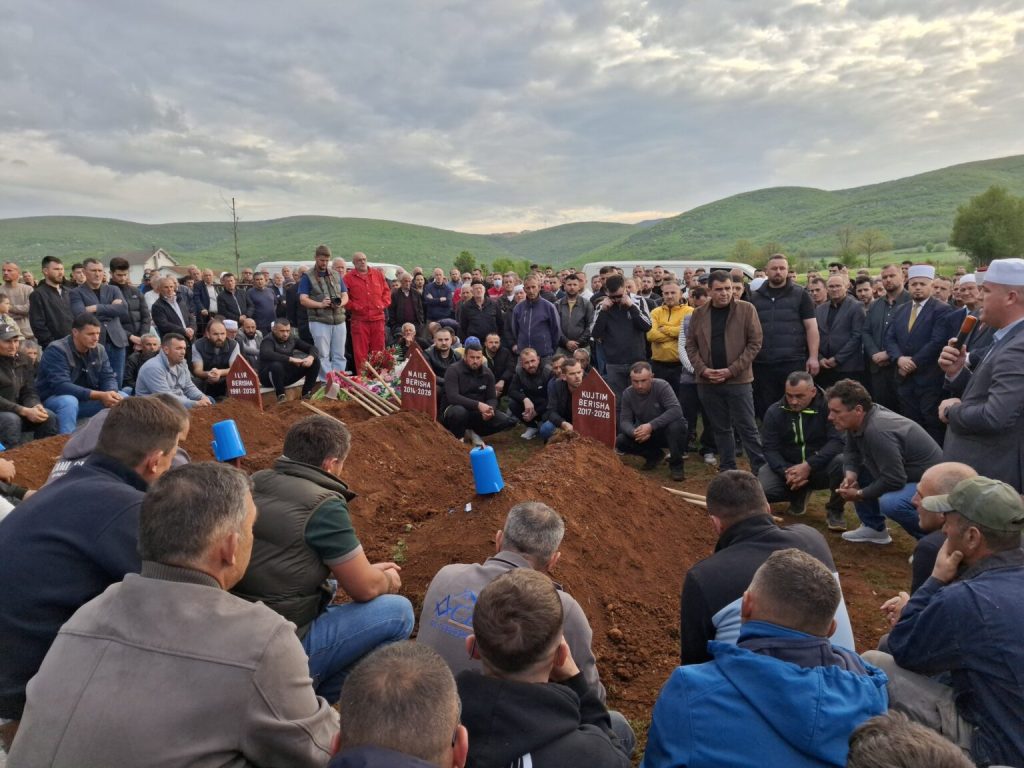 E dhimbshme  varrosen babai dhe dy fëmijët që vdiqën dje tragjikisht në Malishevë