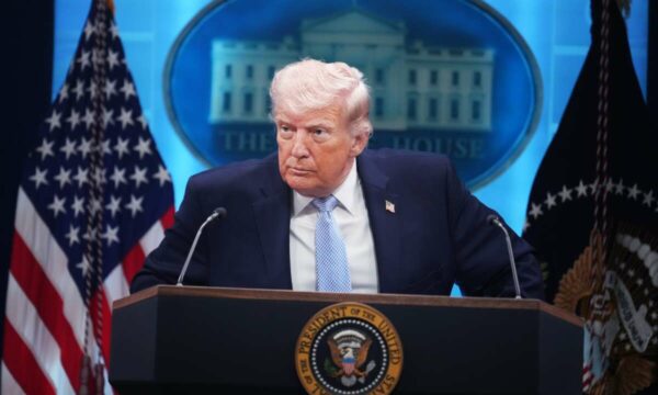 Trump  Dërguam dy shkatërrues amerikanë drejt e në mes të Ngushticës së Hormuzit  askush s bëri asgjë