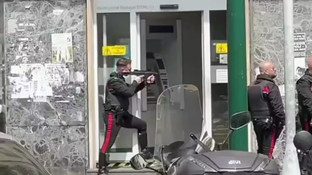 Grabitje si nëpër filma  Hajdutët futen në një bankë në Napoli dhe mbajnë peng 25 persona  arratisen duke përdorur rrjetin e kanalizimeve