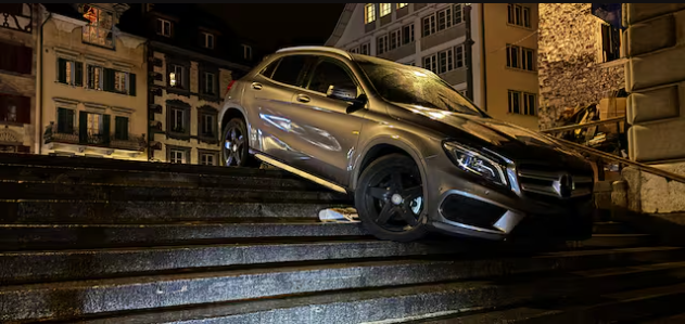 Shoferi i Benzit ngec në shkallët e bashkisë së Lucernit  