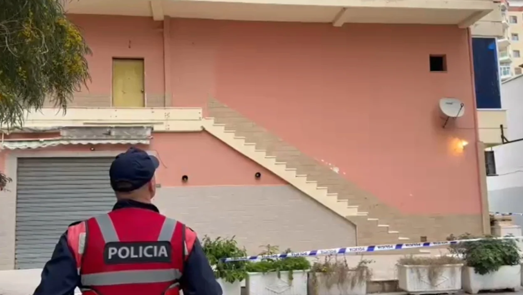 E rëndë në Vlorë  fëmija tre vjeçar bie nga ballkoni i katit të katërt dhe ndërron jetë në spital