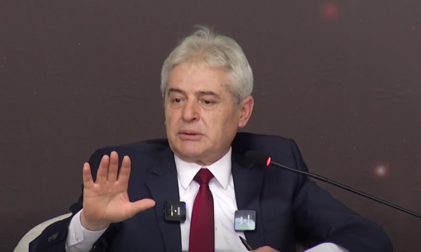 Ali Ahmeti  Gjuha shqipe është në rrezik  duhet t i dalim zot   pa shqiptarët Maqedonia i ka ditët e numëruara