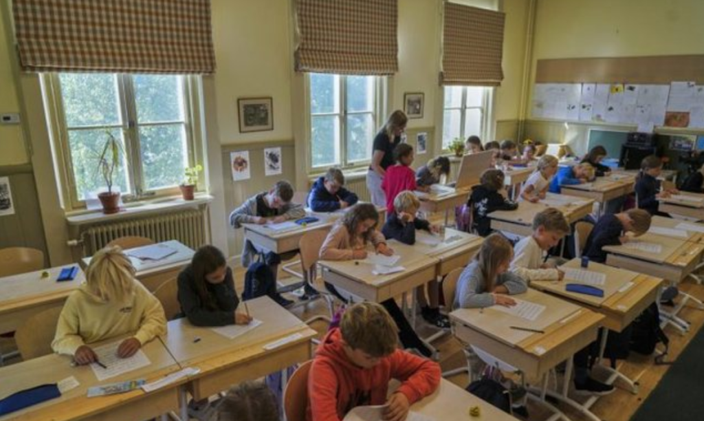 Shkollat suedeze kufizojnë mësimin digjital dhe kërkojnë rikthimin te librat