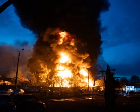 Rusia godet Ukrainën me dronë dhe raketa gjatë natës  vriten 12 persona