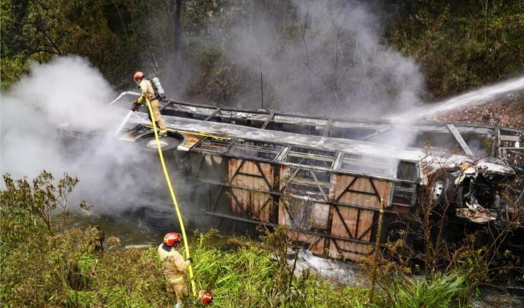Tragjedi në Ekuador  14 të vdekur dhe 29 të plagosur  Autobusi bie në përrua