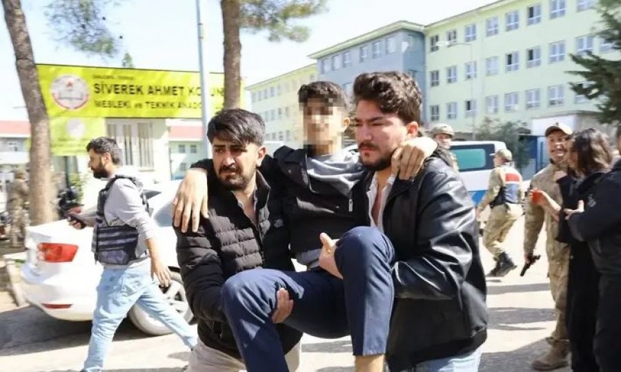 Sulm me armë në një shkollë në Turqi  16 të plagosur  nxënësit u hodhën nga dritaret për t u shpëtuar plumbave