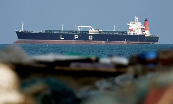 Dy anije kthehen ndërsa paraliza e Hormuzit vazhdon