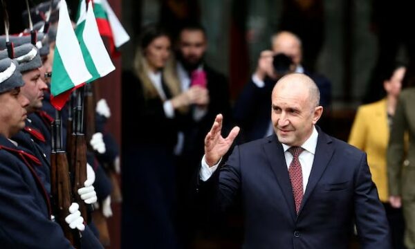 Bullgaria mban zgjedhjet parlamentare të 8 tat në pesë vitet e fundit  sondazhet nxjerrin favorit ish presidentin pro rus