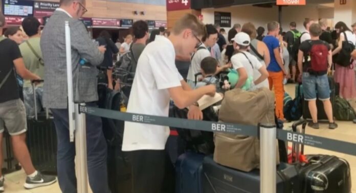 Kaos në kufijtë e BE së  Sistemi i ri EES rrit pritjet deri në 3 orë  kërkohet pezullimi i tij urgjent