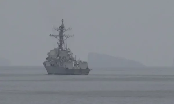 SHBA njofton se dy anije luftarake amerikane kanë hyrë në Ngushticën e Hormuzit